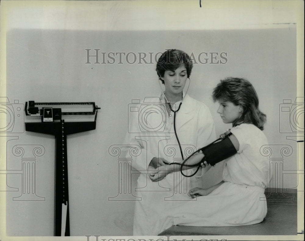 1985 Press Photo Lorene Phillips Maureen Madalena blood - RRW04999 - Historic Images