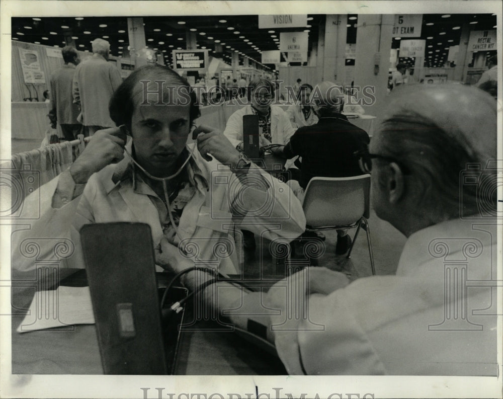 1977 Press Photo People blood pressure health exhibit - RRW05003 - Historic Images