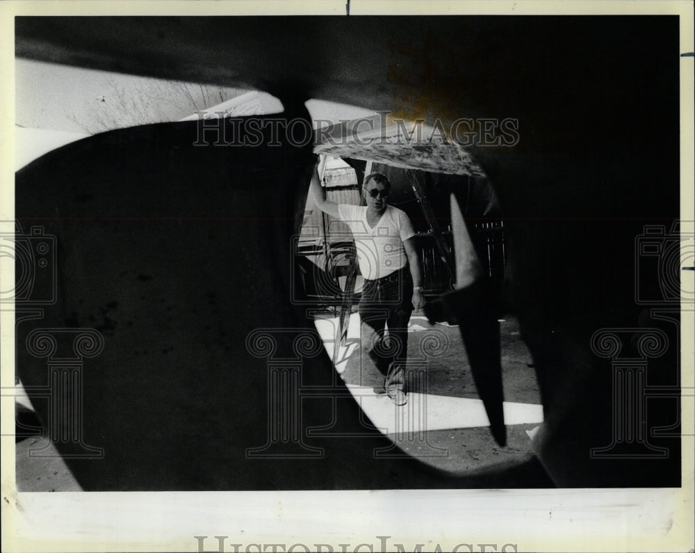 1984 Press Photo Bond&#39;s Boat Yard Worker Cigarette - RRW05019 - Historic Images