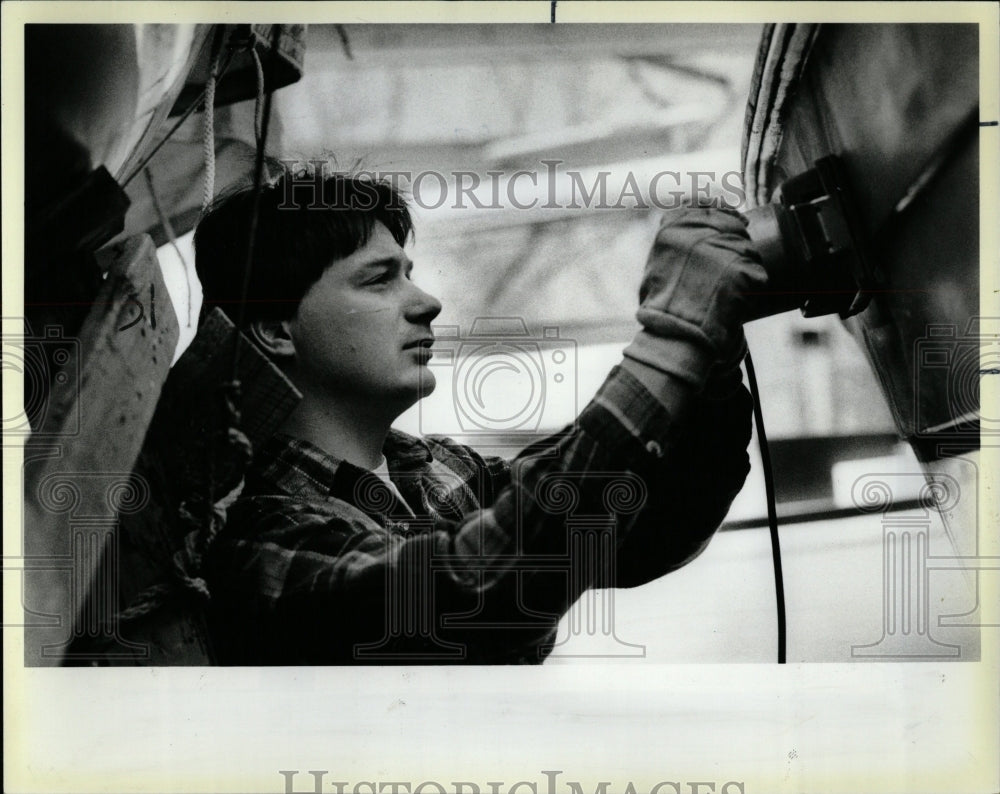 1984 Press Photo Sailboat get Bond yard Wilmette Harbor - RRW05023 - Historic Images