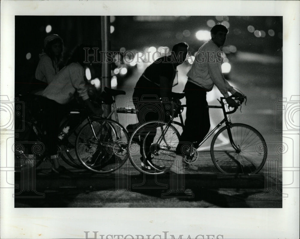1990 Press Photo Bicycle Rider Motorist traffic Pay - RRW05073 - Historic Images