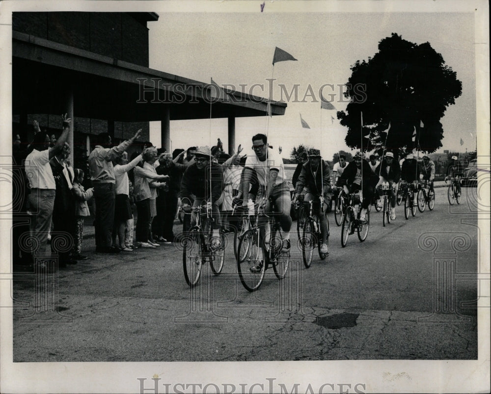 1969 Press Photo Bike rider Colorado trek friends start - RRW05101 - Historic Images