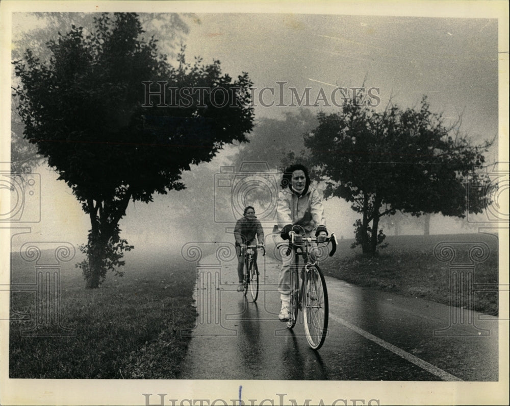 1984 Press Photo Bicyclist pedal south Lake Shore Drive - Historic Images