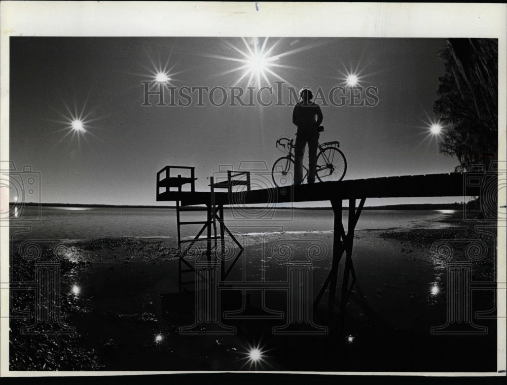 1991 Press Photo Marvin Weinstein bicycling rocky slope - RRW05131 - Historic Images