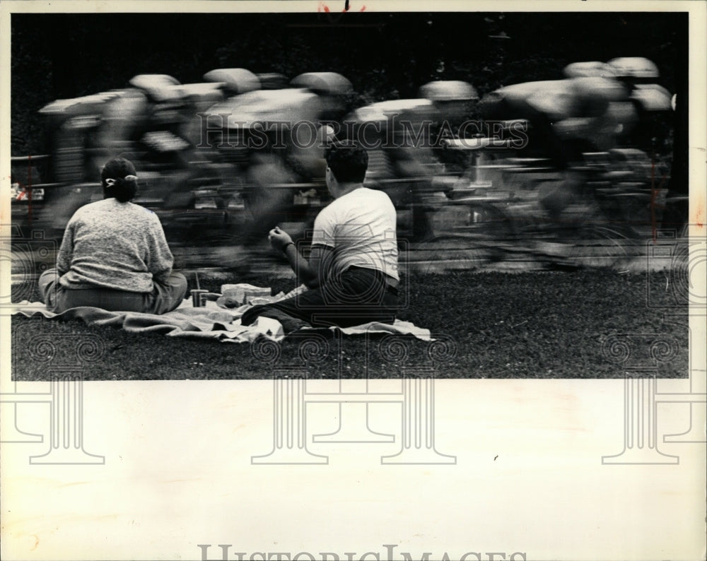 1987 Press Photo Bicycle Race Picnickers Illinois - Historic Images