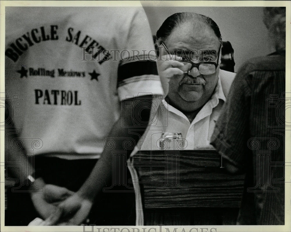 1985 Press Photo Bicycler Court Judge JohnDi shoo Mid - RRW05209 - Historic Images