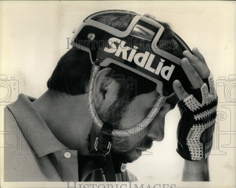 1984 Press Photo Biker Skater Bicycle Skidlid Plotre - Historic Images