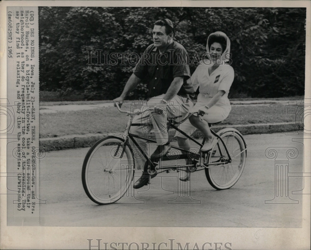 1965 Press Photo Mrs Harold Hughes Bicycle turn around - RRW05249 - Historic Images