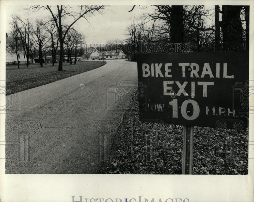 1977 Press Photo Salt Creek riders pedal bike trail - RRW05251 - Historic Images