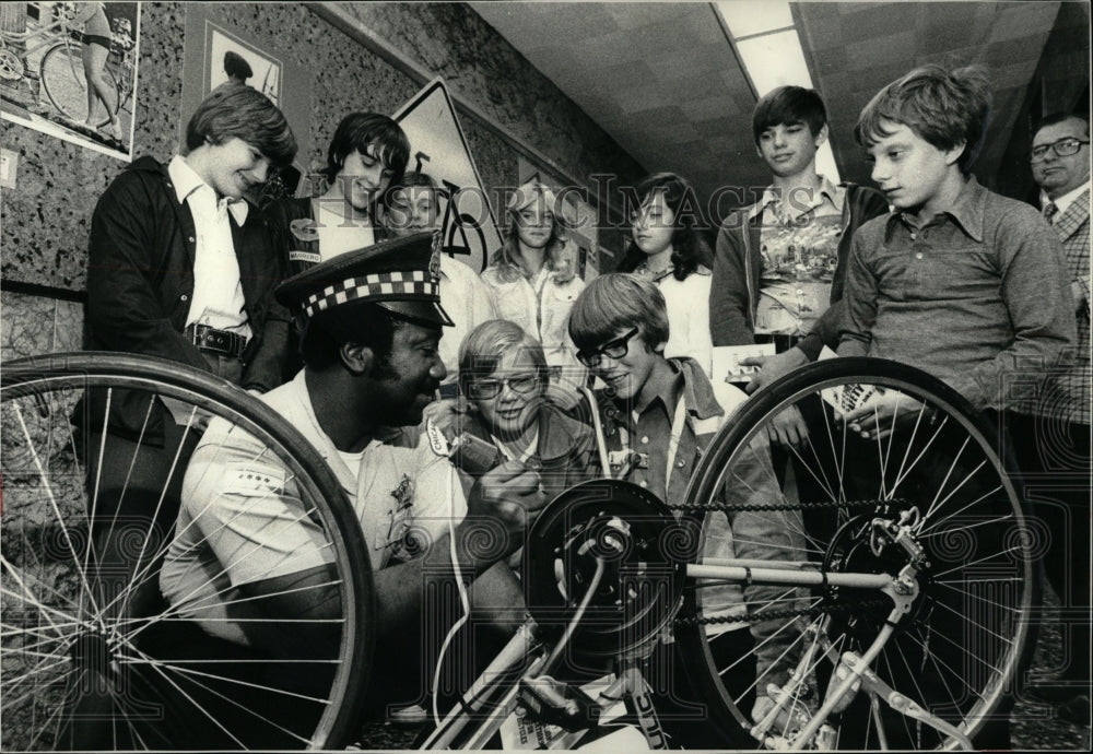 1977 Press Photo John Palmer Patrolman Engrave Bicycle - RRW05255 - Historic Images