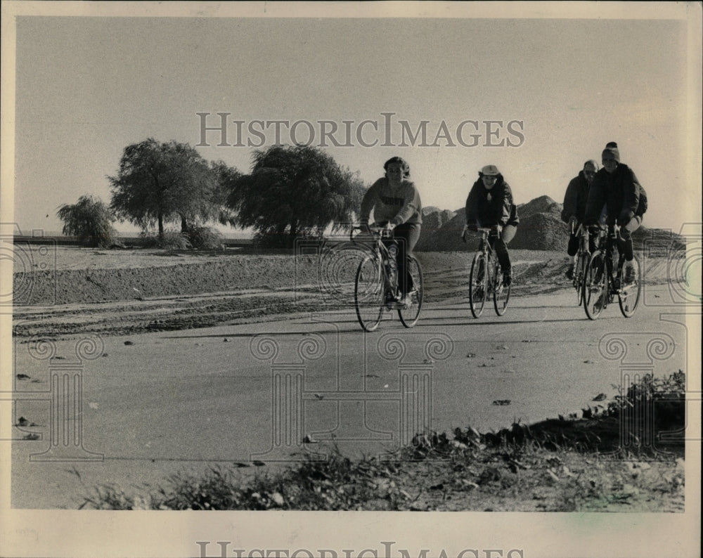 1980 Press Photo Basking Cyclist Biking North Ave Pedal - RRW05259 - Historic Images