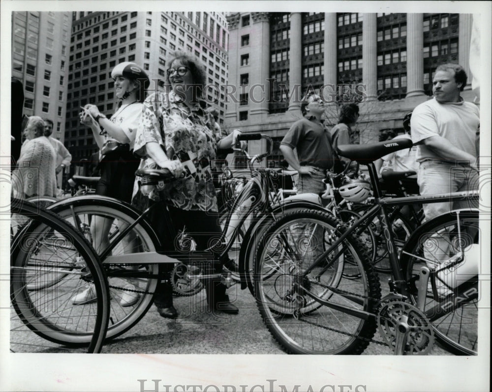 1992 Press Photo Linda tribunal Daley Center Plaza bike - RRW05263 - Historic Images
