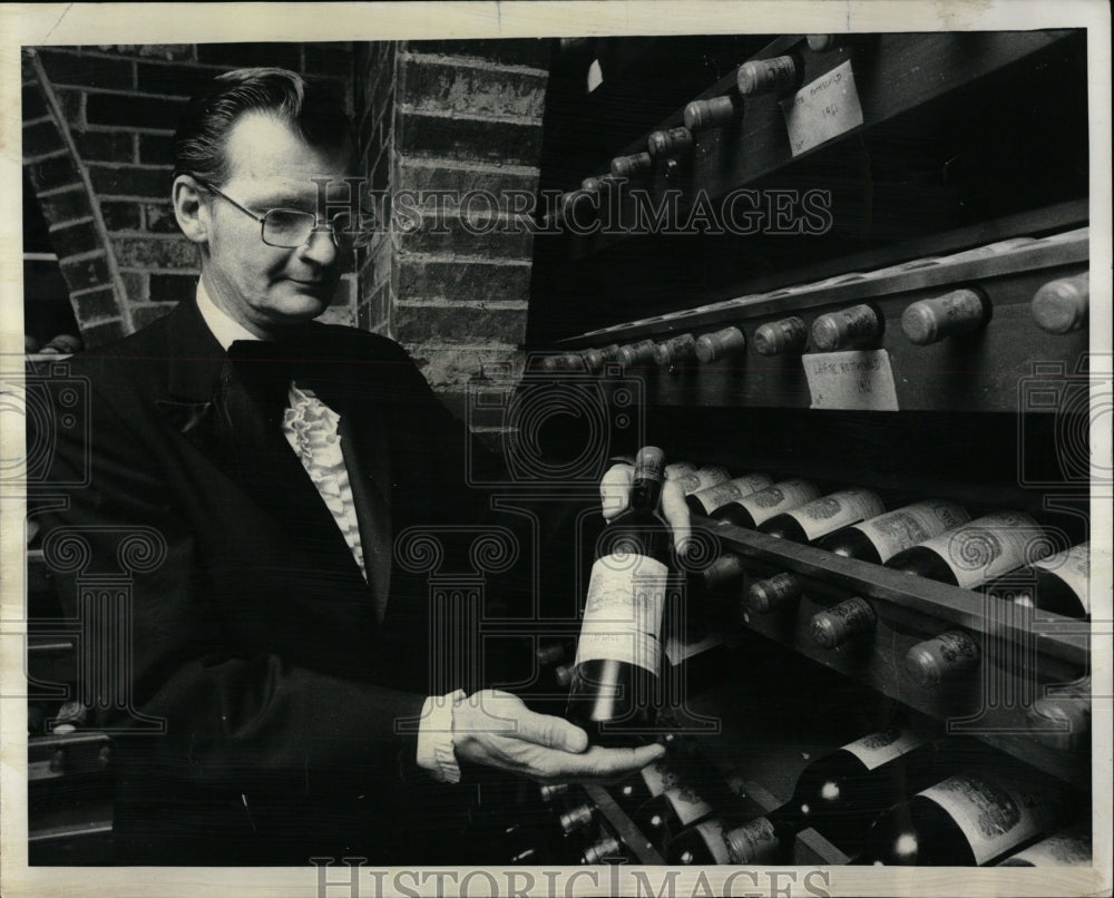 1976 Press Photo Bill Palmer Maitre d&#39; Biggs Wine - RRW05271 - Historic Images