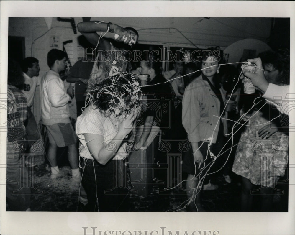 1989 Press Photo Pam Hillard Silly String Big Nasty Bar - RRW05277 - Historic Images