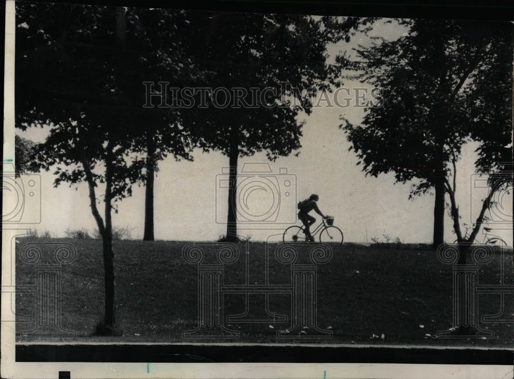 1975 Press Photo Cyclist Lake Rock Belmont Summer Day - RRW05315 - Historic Images