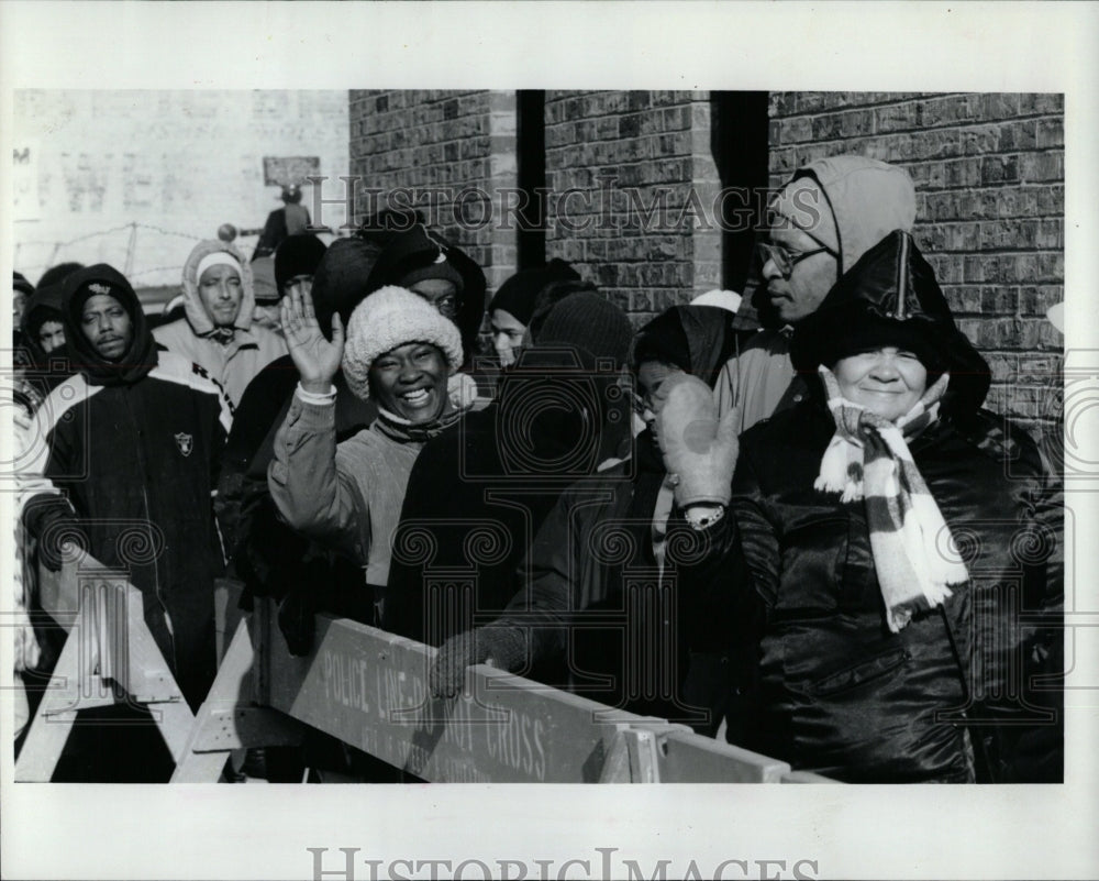 1992 Press Photo Paul Hall Community center bitter cold - RRW05335 - Historic Images