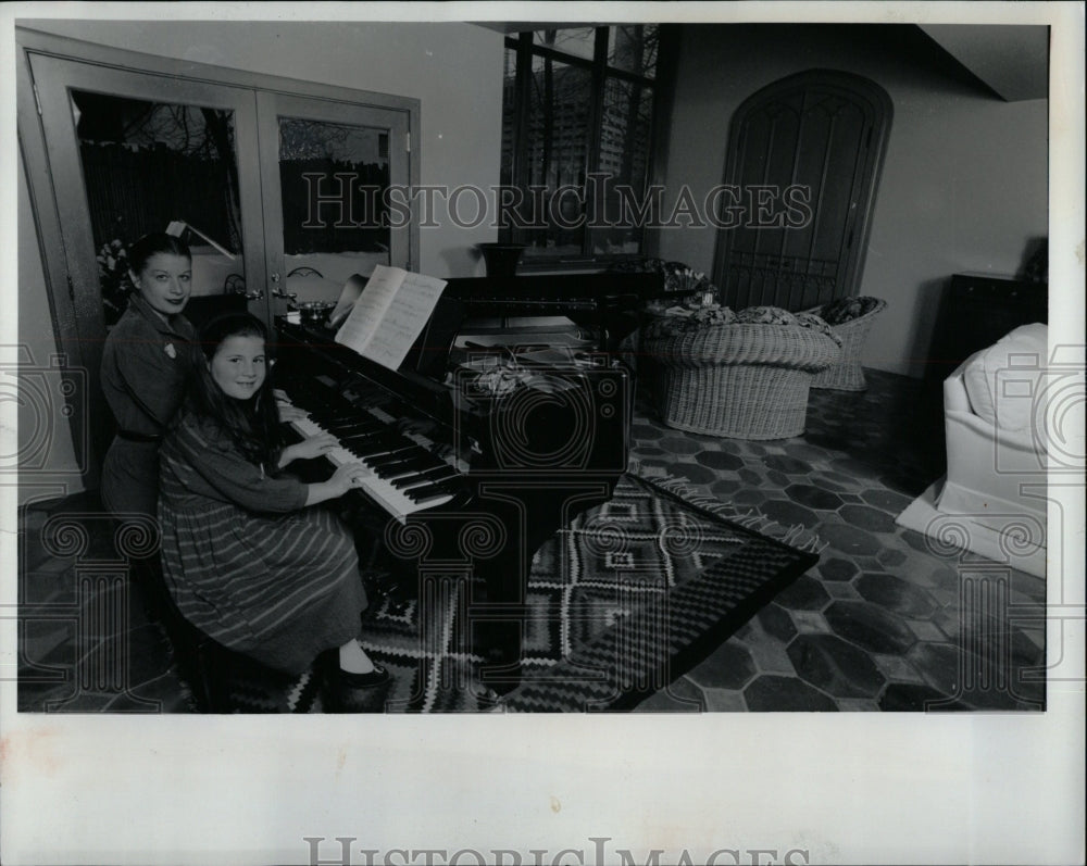 1989 Press Photo Gayle Tilles Becky piano town house - RRW05341 - Historic Images