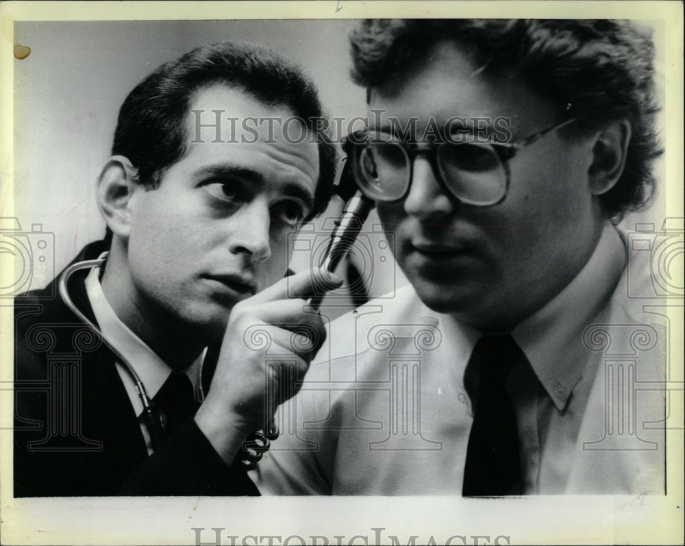 1987 Press Photo Dr Robert Gluckman Patient Hospital - RRW05359 - Historic Images