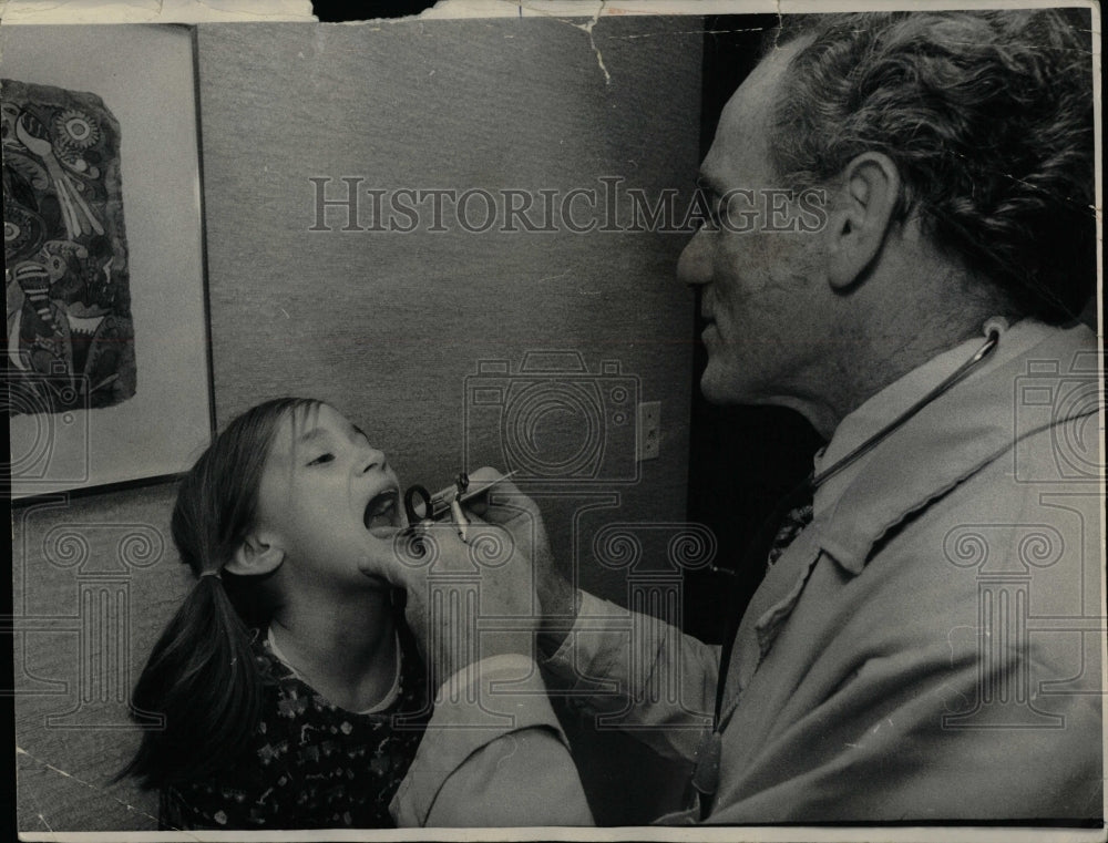 1975 Press Photo Pediatrician Howard Weiss Ana Marie - RRW05371 - Historic Images