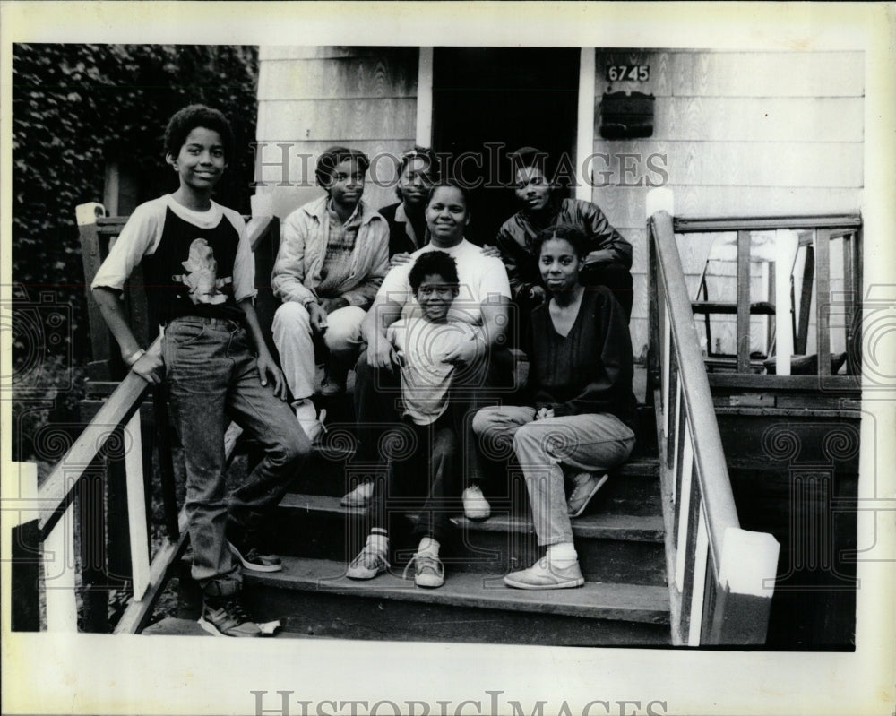 1985 Press Photo Phyllis Stallworth Englewood home kids - RRW05397 - Historic Images