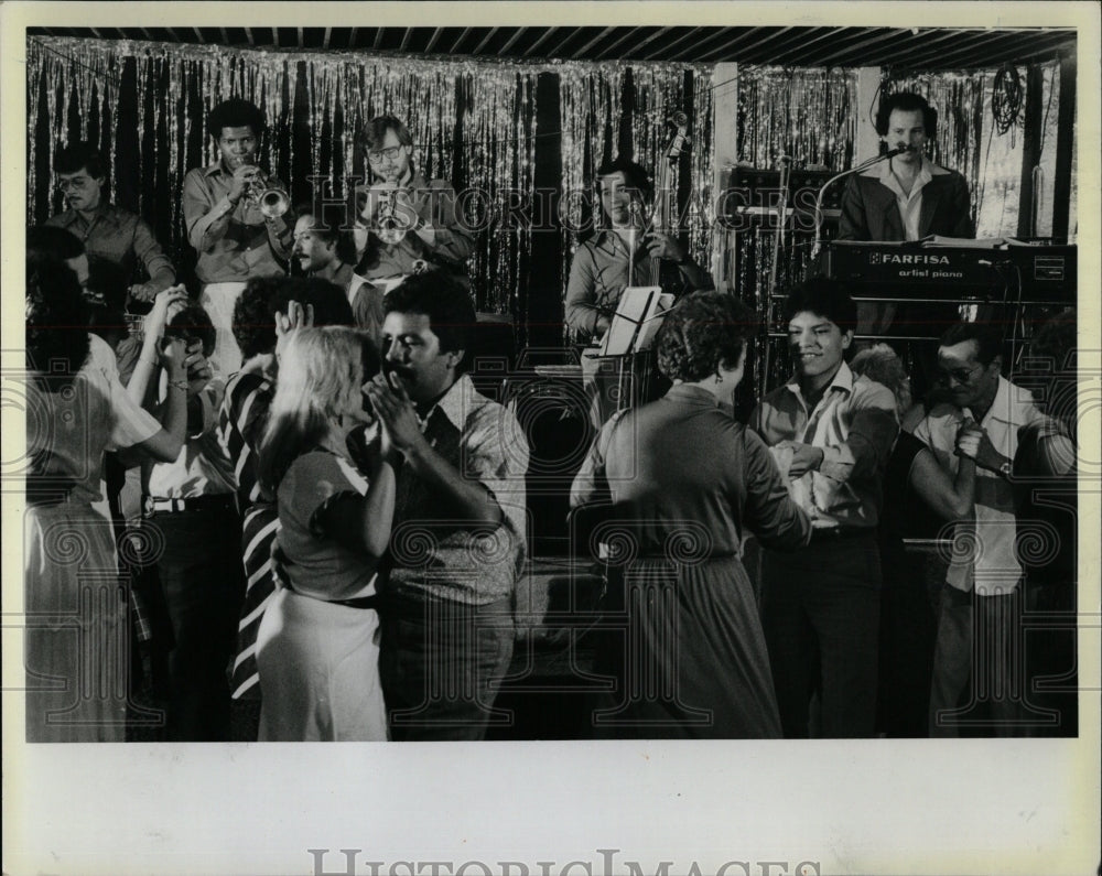 1983 Press Photo Combo de Asi Es Colombia dance Lincoln - RRW05411 - Historic Images