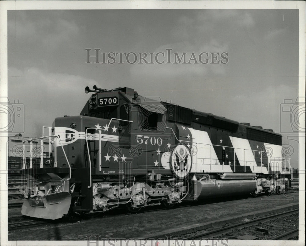 1975 Press Photo Bicentennial dress Santa red white job - RRW05437 - Historic Images