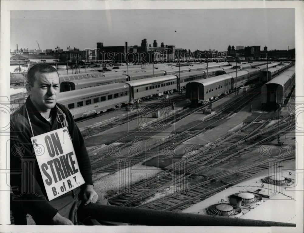 1965 Press Photo Loren Haye Sante Fe Railroad switchman - RRW05475 - Historic Images