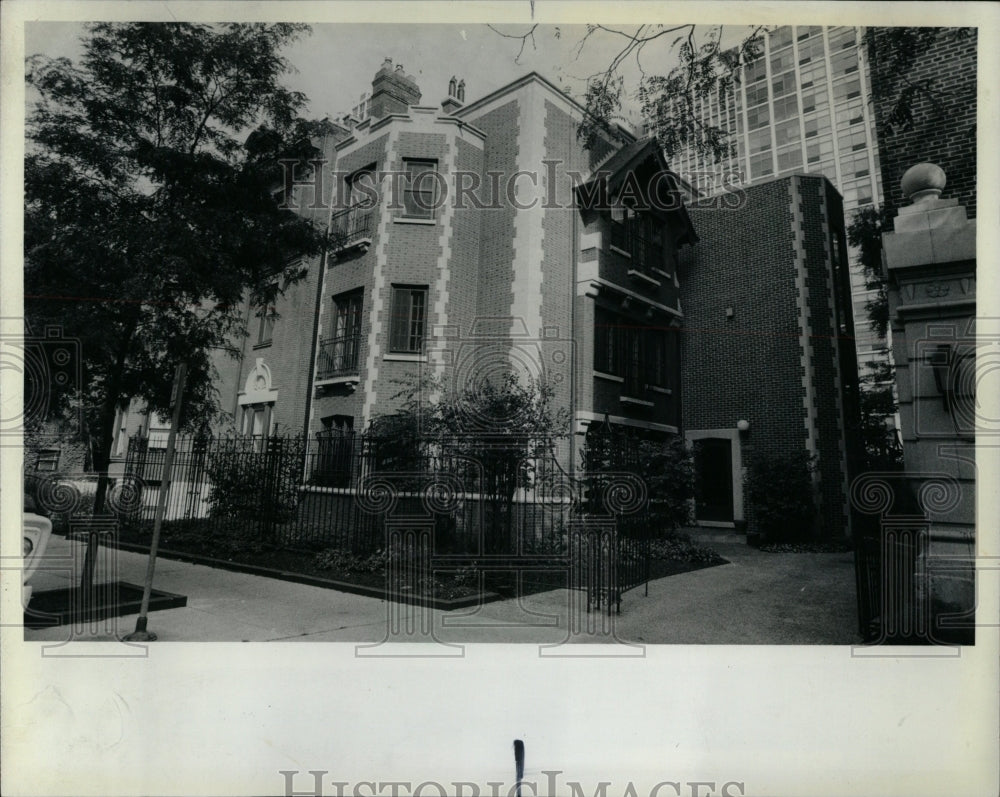 1982 Press Photo Astor footage iron fence home elegant - RRW05501 - Historic Images