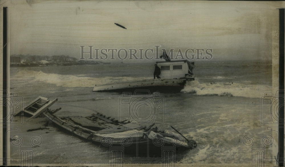 1969 Press Photo Lobsterman Salvages Boat Wreckage - RRW05529 - Historic Images