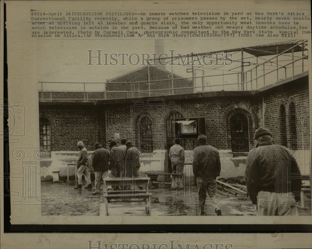 1972 Press Photo Inmate Watches Television Attica - RRW05545 - Historic Images