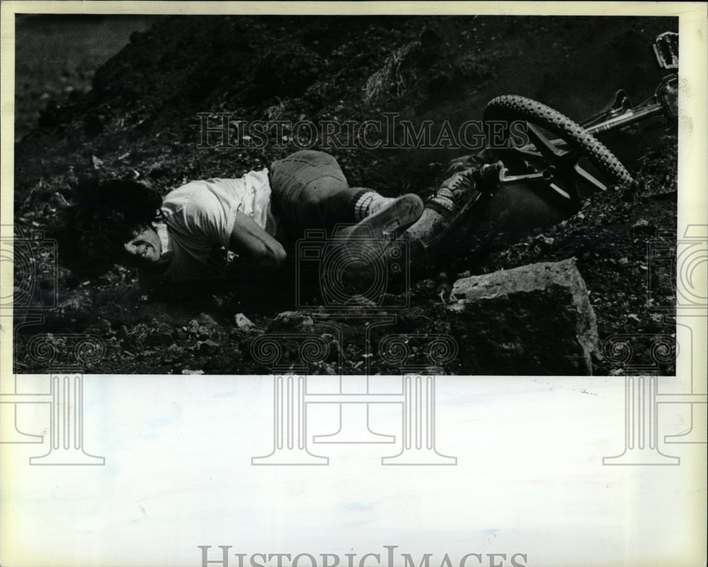 1983 Press Photo Rafel Viciente Bicycle Crash Chicago - RRW05615 - Historic Images