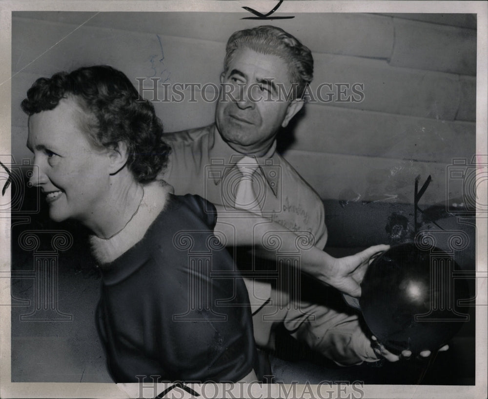 1954 Press Photo Helen Richards Bowling School - RRW05723 - Historic Images