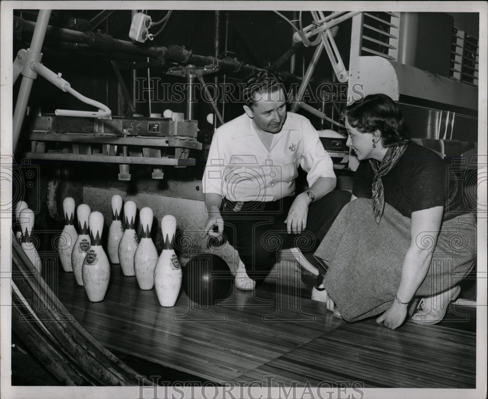 1950 Press Photo Bowling School Ralph Hughes - RRW05727 - Historic Images