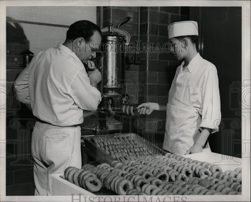 1946 Press Photo Town Boys Helping Organizations - RRW06265 - Historic Images