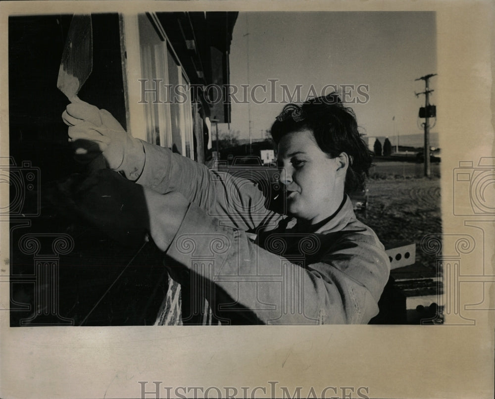 1969 Press Photo David James Brighton Bricklayer - RRW06503 - Historic Images