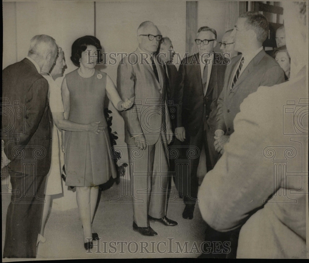 1968 Press Photo Lyndon B. Johnson Meets Phoenix Leader - RRW06559 - Historic Images