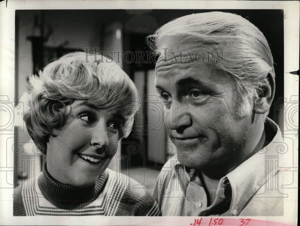 1976 Press Photo Actors Ted Knight And Georgia Engel - RRW06567 - Historic Images