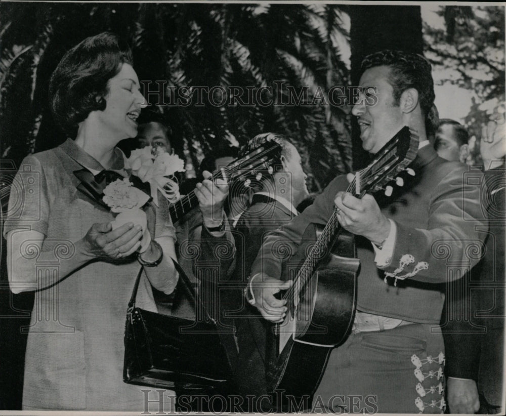 1966 Press Photo First Lady Joins Mariachi - RRW06941 - Historic Images