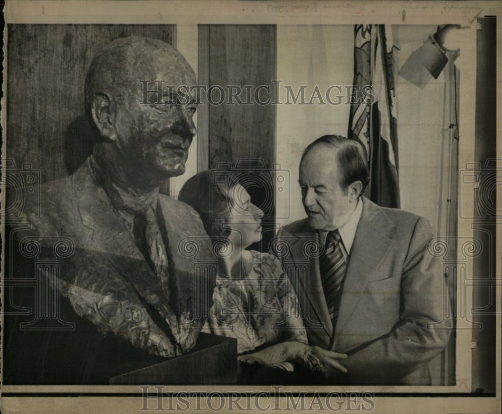 1974 Press Photo LBJ Bust Presented To Gallery - RRW06947 - Historic Images