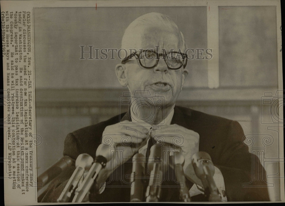 1967 Press Photo Tax Talk - RRW06999 - Historic Images