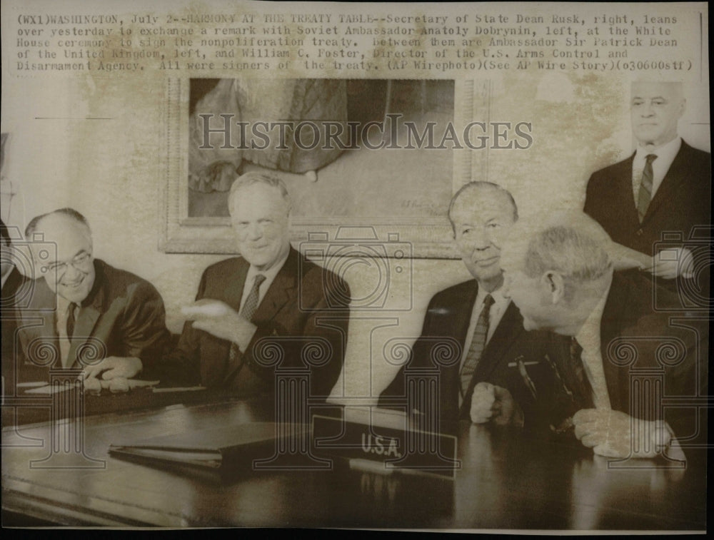 1968 Press Photo Harmony at the Treaty Table - RRW07015 - Historic Images