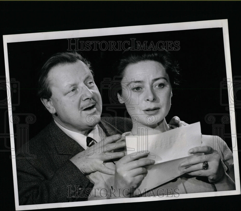 1960 Press Photo Woman In White Slezak McKenna - RRW07445 - Historic Images