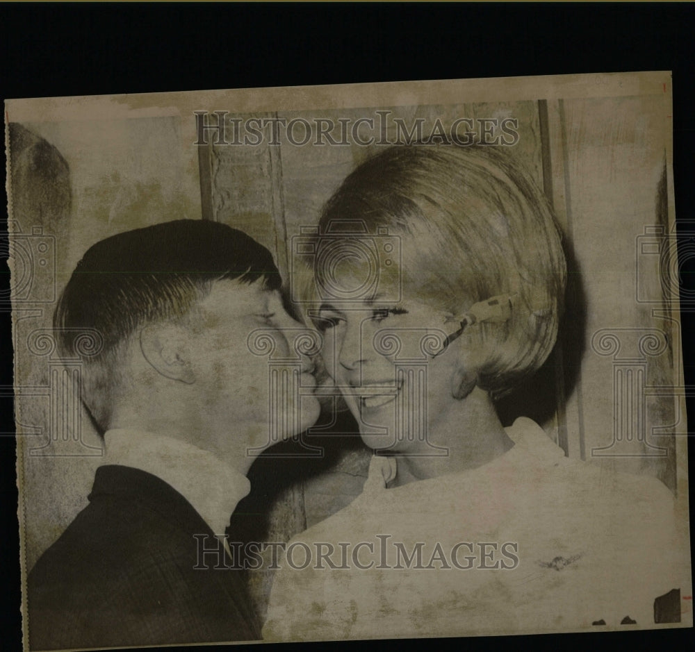 1968 Press Photo Donna Marie Grant Becomes Stewardess - RRW07479 - Historic Images