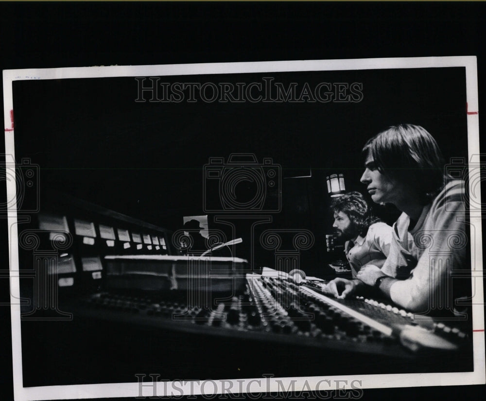 1975 Press Photo Men At Soundboard For The Dusters - RRW07495 - Historic Images