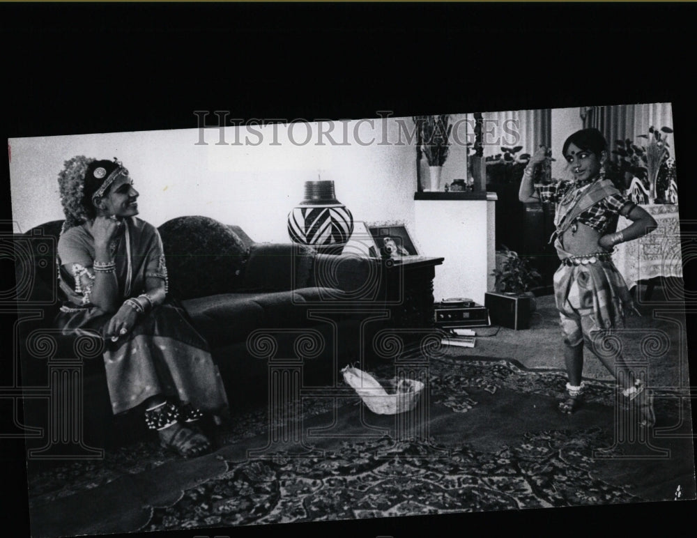 1978 Press Photo Woman Teaching Girl Indian Folk Dance - RRW07565 - Historic Images