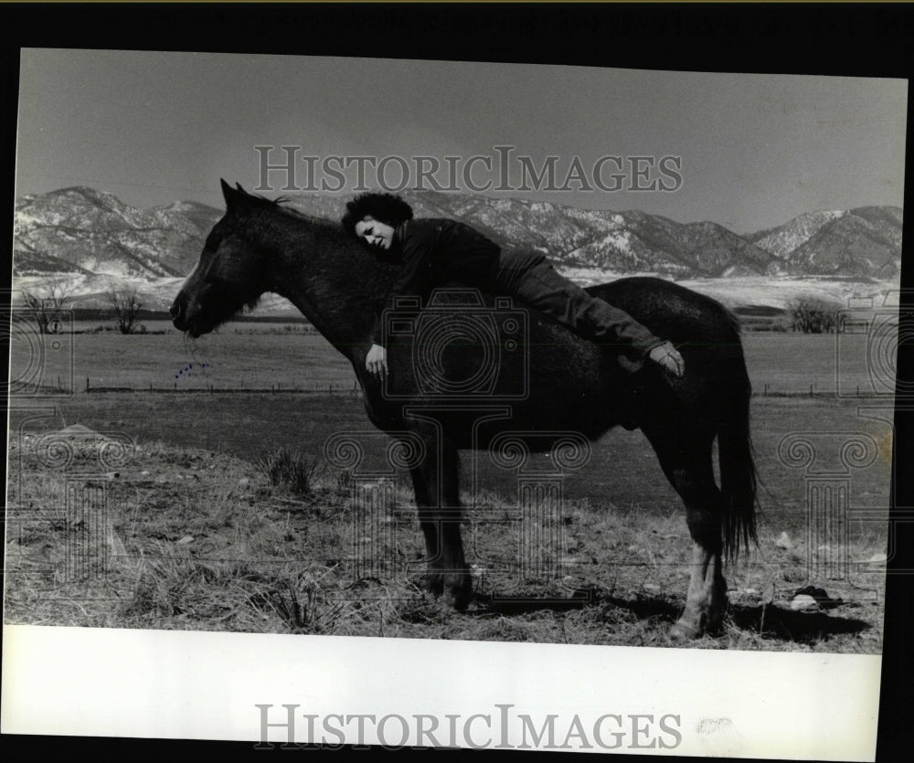 1981 Press Photo Barbara Gardner and Her Latest Work - RRW07671 - Historic Images