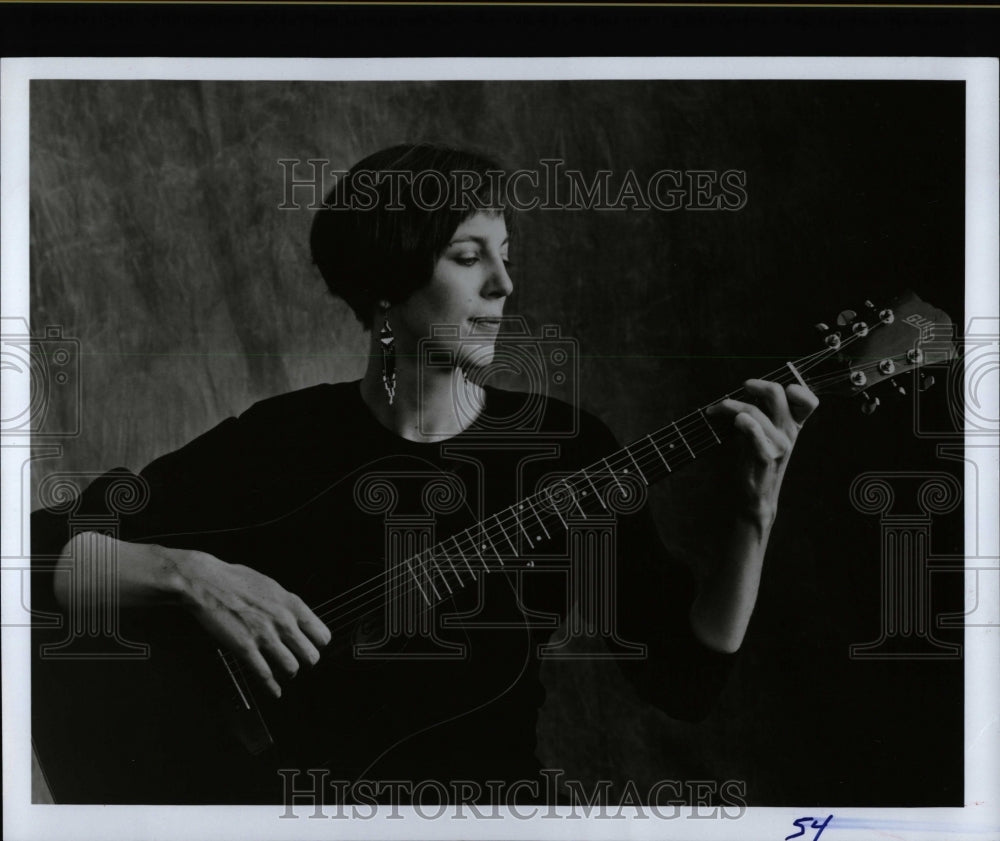 1992 Press Photo Linda Maich With Her Guitar - RRW07709 - Historic Images