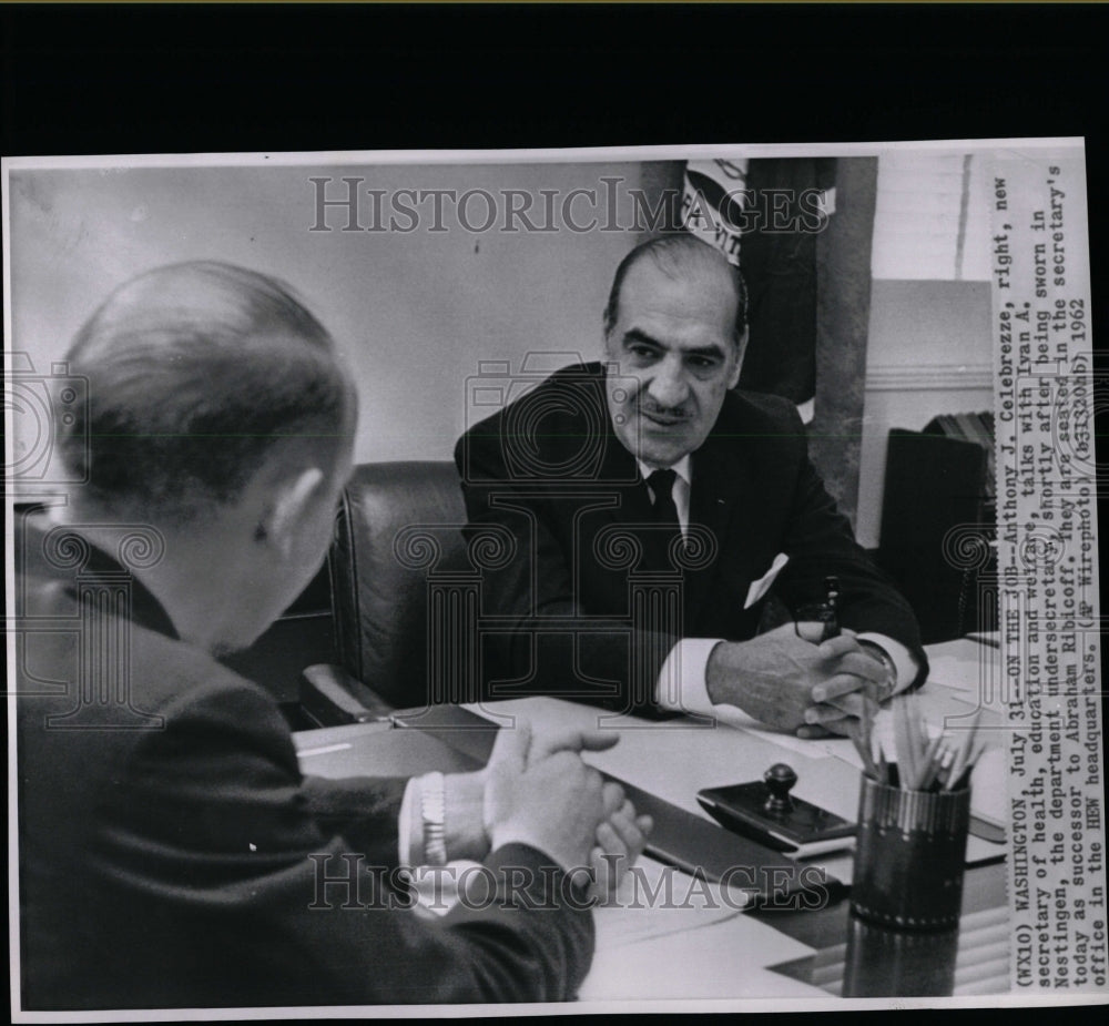 1962 Press Photo New Secretary HEW Celebrezze Discusses - RRW07767 - Historic Images