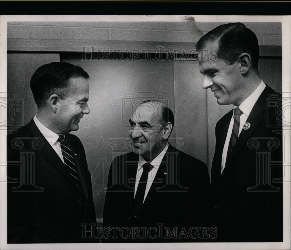 1964 Press Photo Politicians Talking Hallway McVicker - RRW07769 - Historic Images