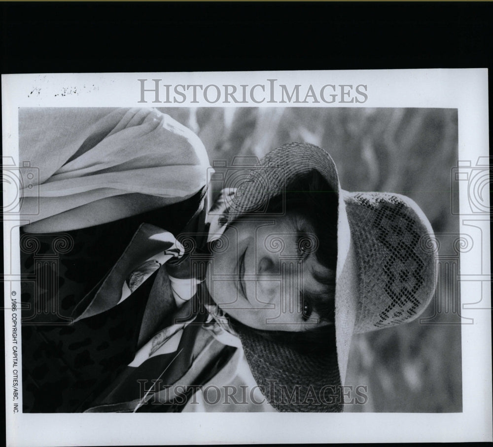 1986 Press Photo Actress Shirley MacLaine Out On A Limb - RRW07787 - Historic Images